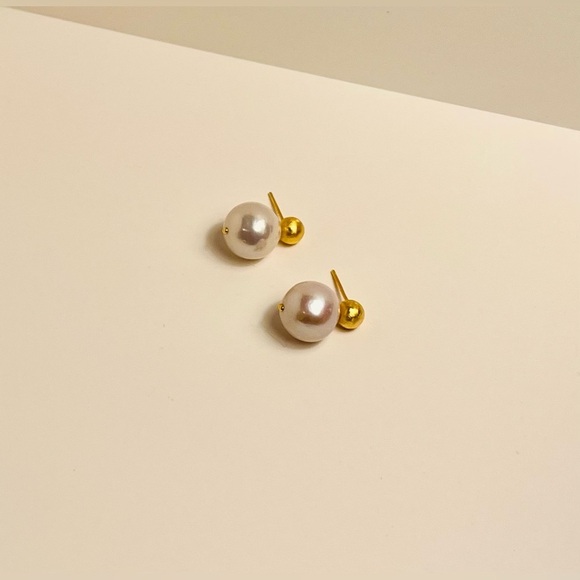 STUNNING freshwater pearl studs, solid 18k gold plated 925 sterling silver - Picture 2 of 5